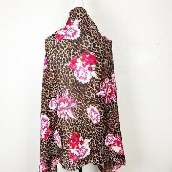 NWT VICTORIA'S SECRET ||  Leopard Animal Print Pink Floral Scarf Shawl 36” x 48” - Picture 3 of 9